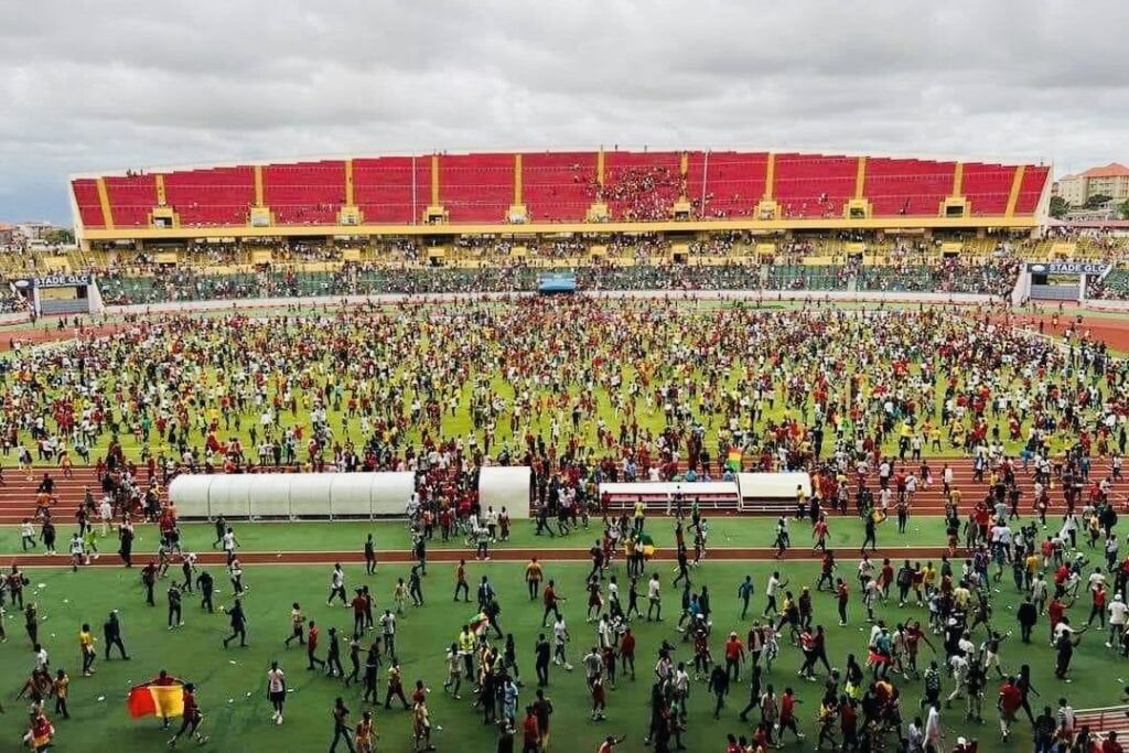 Article : Envahissement de la pelouse du stade GLC par des supporters : que risque la Guinée ?